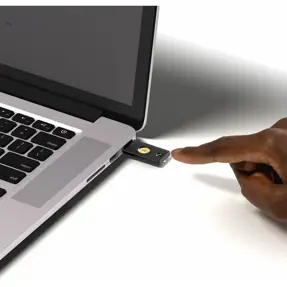 security-key-yubico-yubikey-5-nfc-fips-usb-a-crni-flayub028-99223-132300009.webp