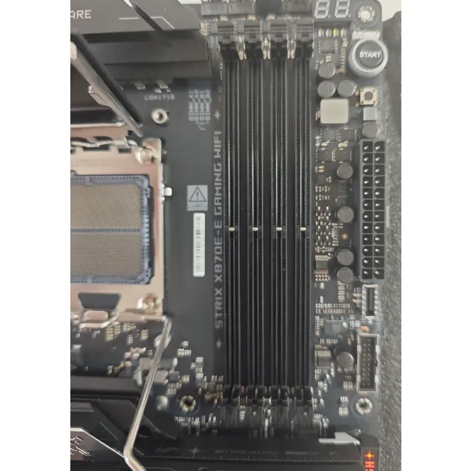 Asus ROG Strix X870E-E Gaming WIFI, AMD X870E, AM5, DDR5, ATX, 90MB1IB0-M0EAY0 - Artikl umanjene vrijednosti - Slika 16
